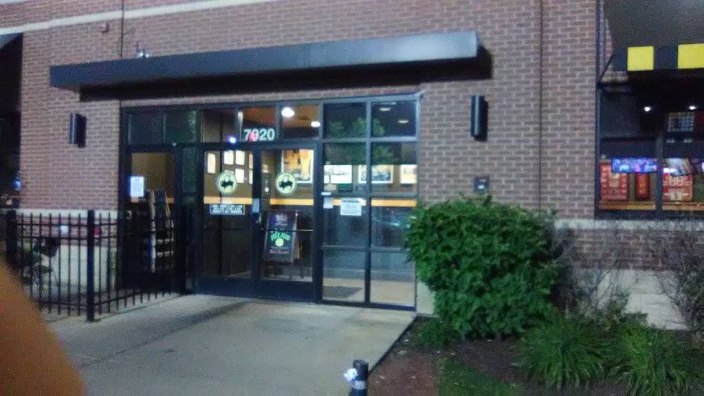 Buffalo Wild Wings | restaurant | 7020 Carpenter Rd, Skokie, IL 60077, USA | 8473299333 OR +1 847-329-9333