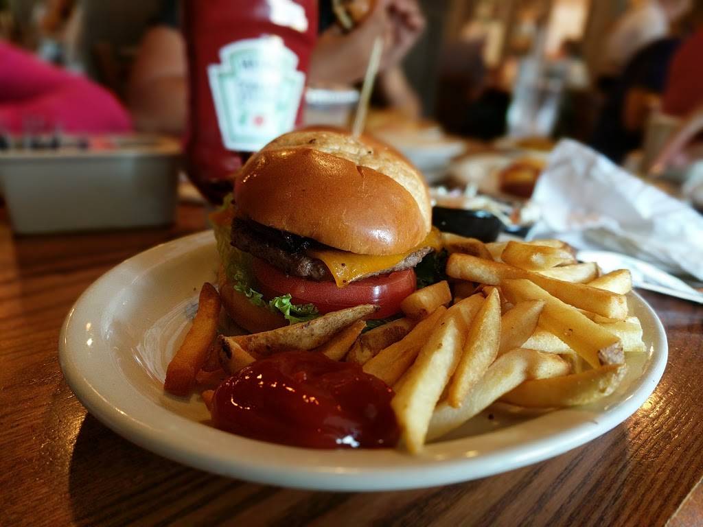 Cracker Barrel Old Country Store | restaurant | 1175 Palm Bay Rd NE, Melbourne, FL 32905, USA | 3219527555 OR +1 321-952-7555