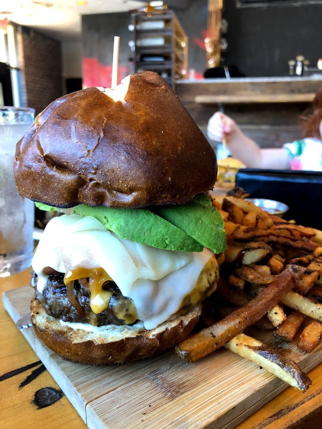 ICONIC Eats | restaurant | 23460 Cinema Dr, Valencia, CA 91355, USA | 6614819404 OR +1 661-481-9404