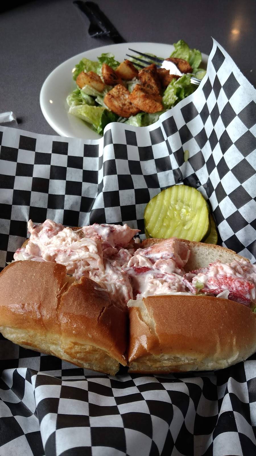 Chelos Hometown Bar & Grille | restaurant | 911 Warren Ave, East Providence, RI 02914, USA | 4014341666 OR +1 401-434-1666