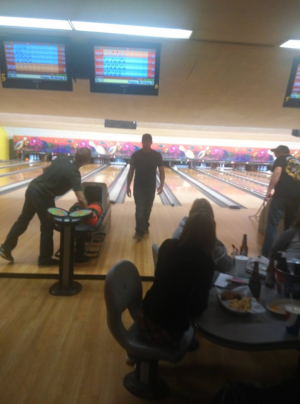 Bowlero Lanes | restaurant | 12470 IL-108, Carlinville, IL 62626, USA | 2178549208 OR +1 217-854-9208