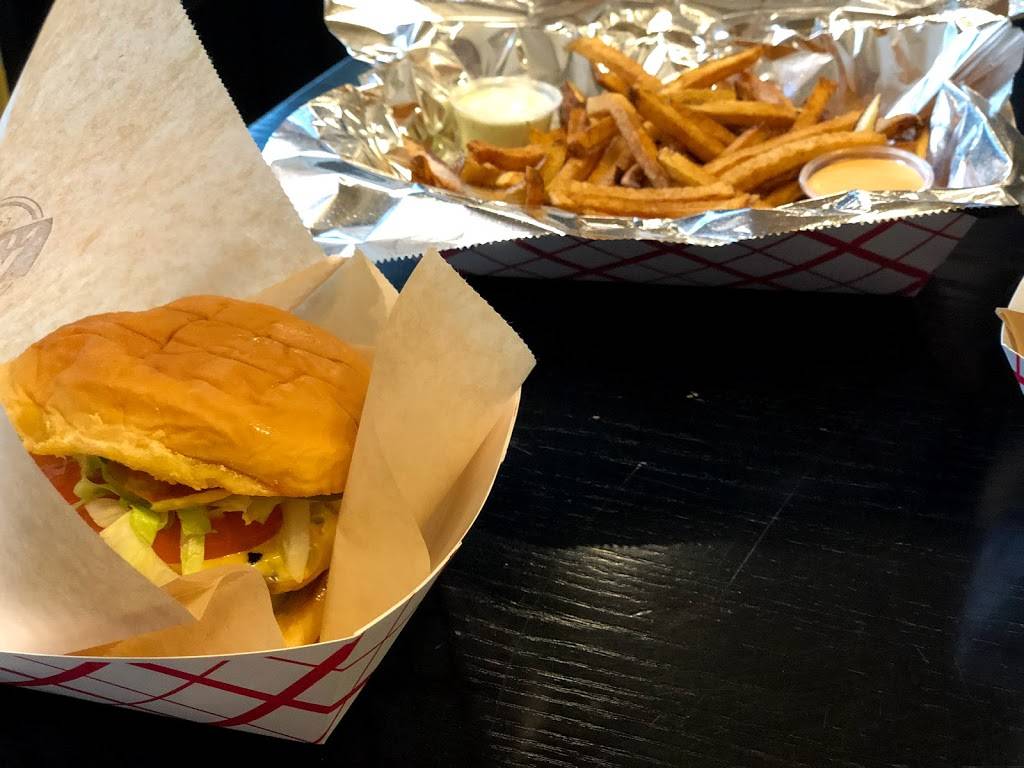 Nineteen West Gourmet Burgers | restaurant | 19 W Market St, Leesburg, VA 20176, USA | 7039199866 OR +1 703-919-9866