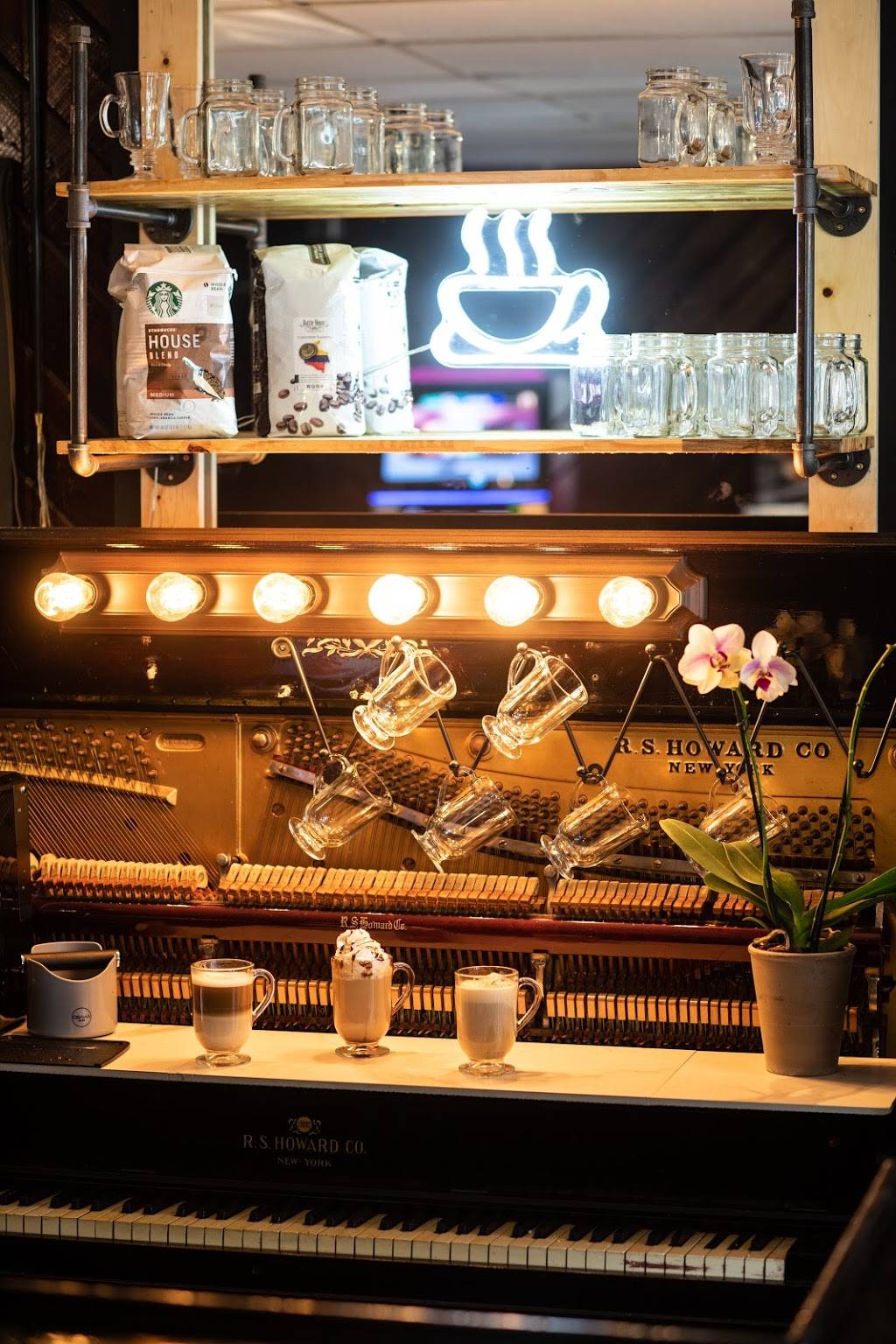 GiGis Bar Grill & Hookah | restaurant | 211 S Ocean Blvd, Myrtle Beach, SC 29577, USA | 8434737728 OR +1 843-473-7728