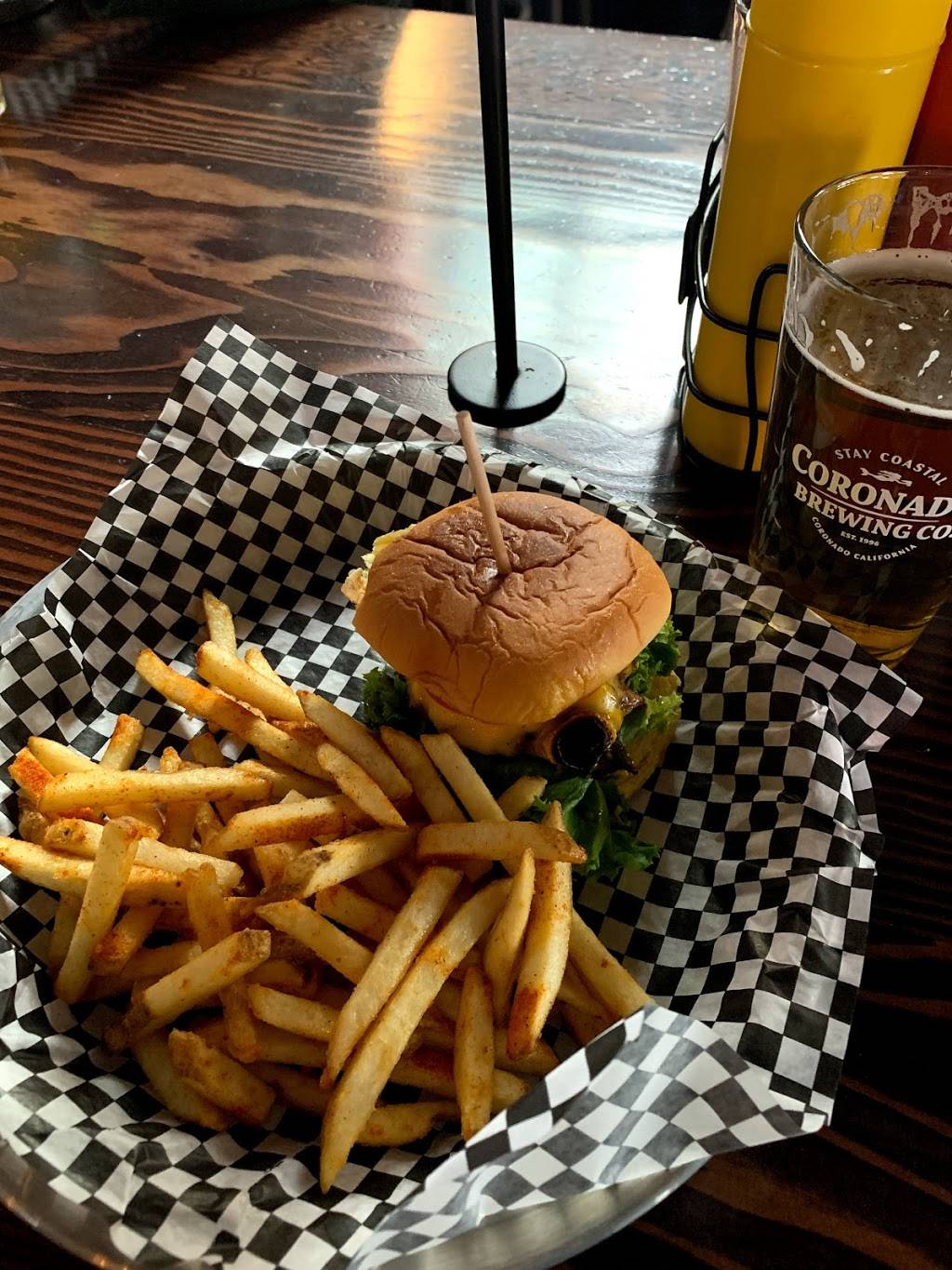 Bottle Rocket Bar and Grill | restaurant | 805 16th St, San Diego, CA 92101, USA | 6195397372 OR +1 619-539-7372