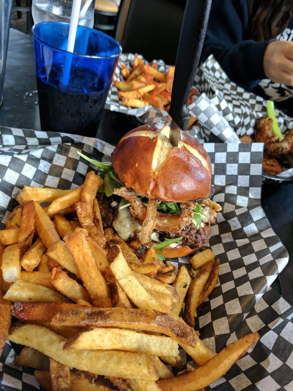 Dr. Js BBQ & Brews | restaurant | 282 Aylmer St N, Peterborough, ON K9J 3K7, Canada | 7058745717 OR +1 705-874-5717