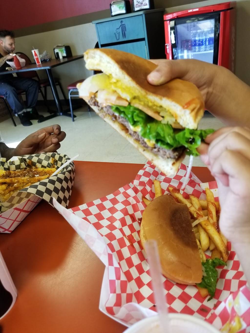 Chachis Burgers | restaurant | 10176 McCombs St, El Paso, TX 79924, USA | 9157596394 OR +1 915-759-6394