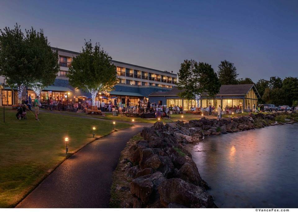 Beachfront Martini Lounge | restaurant | 3073 NW Bucklin Hill Rd, Silverdale, WA 98383, USA | 3606981000 OR +1 360-698-1000