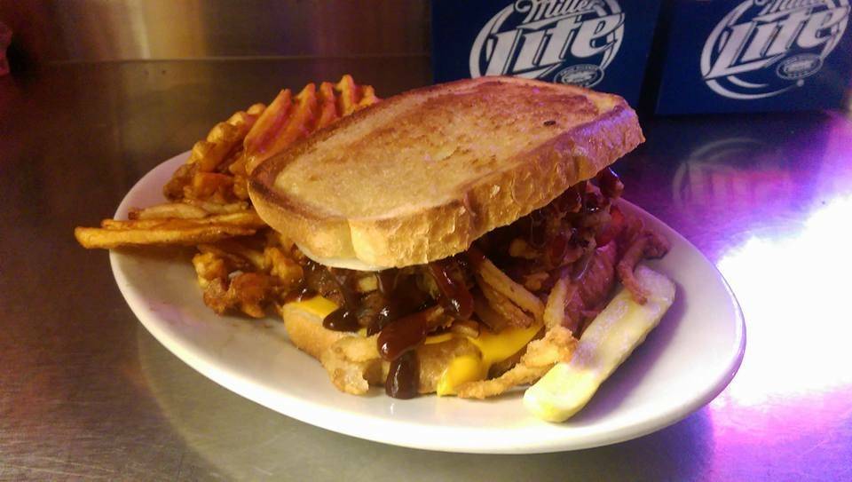 Nuckleheadz Bar & Grill | restaurant | 3680 County Hwy NN, West Bend, WI 53095, USA | 2623539360 OR +1 262-353-9360