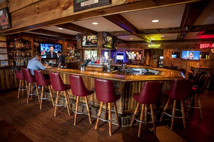 Nikos Red Mill Tavern | restaurant | 1040 Lake Ave, Woodstock, IL 60098, USA | 8153386455 OR +1 815-338-6455