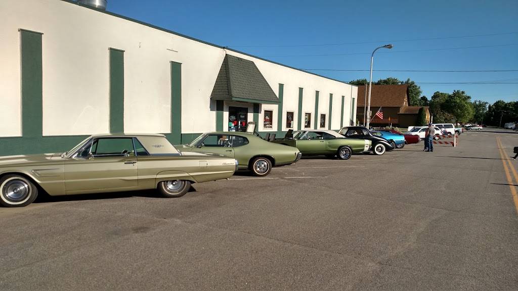 Queen Bees Bar & Grill | restaurant | 121 W James St, Paynesville, MN 56362, USA | 3202433975 OR +1 320-243-3975