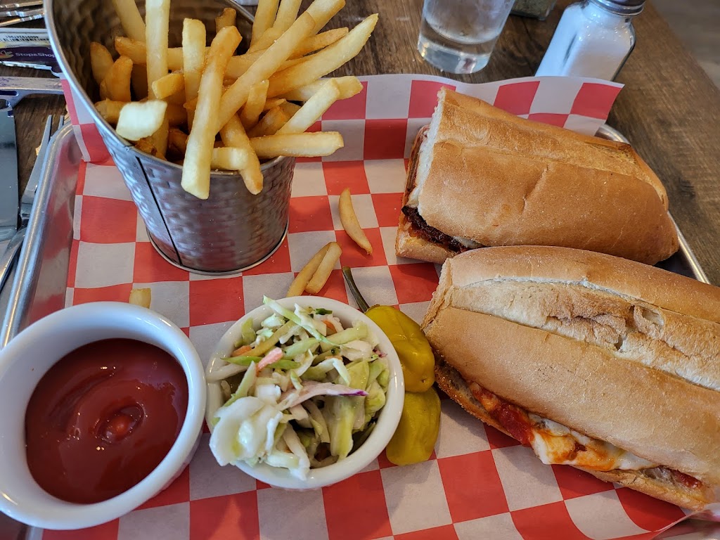 Oak Beach Bar + Grill | restaurant | 291 Captain Thomas Blvd, West Haven, CT 06516, USA | 2034793500 OR +1 203-479-3500