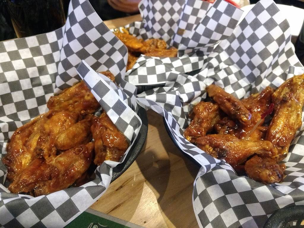 Freds Bar & Grill | restaurant | 636 Bloor St, Mississauga, ON L5A 1Z8, Canada | 9052790097 OR +1 905-279-0097