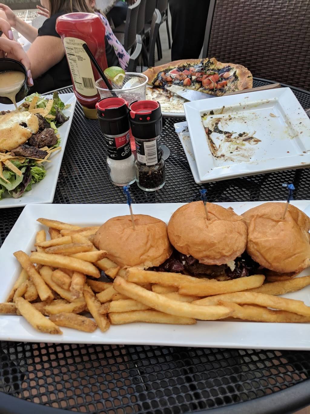 Tellys Restaurant & Pizzeria | restaurant | 235 Calef Hwy, Epping, NH 03042, USA | 6036798225 OR +1 603-679-8225