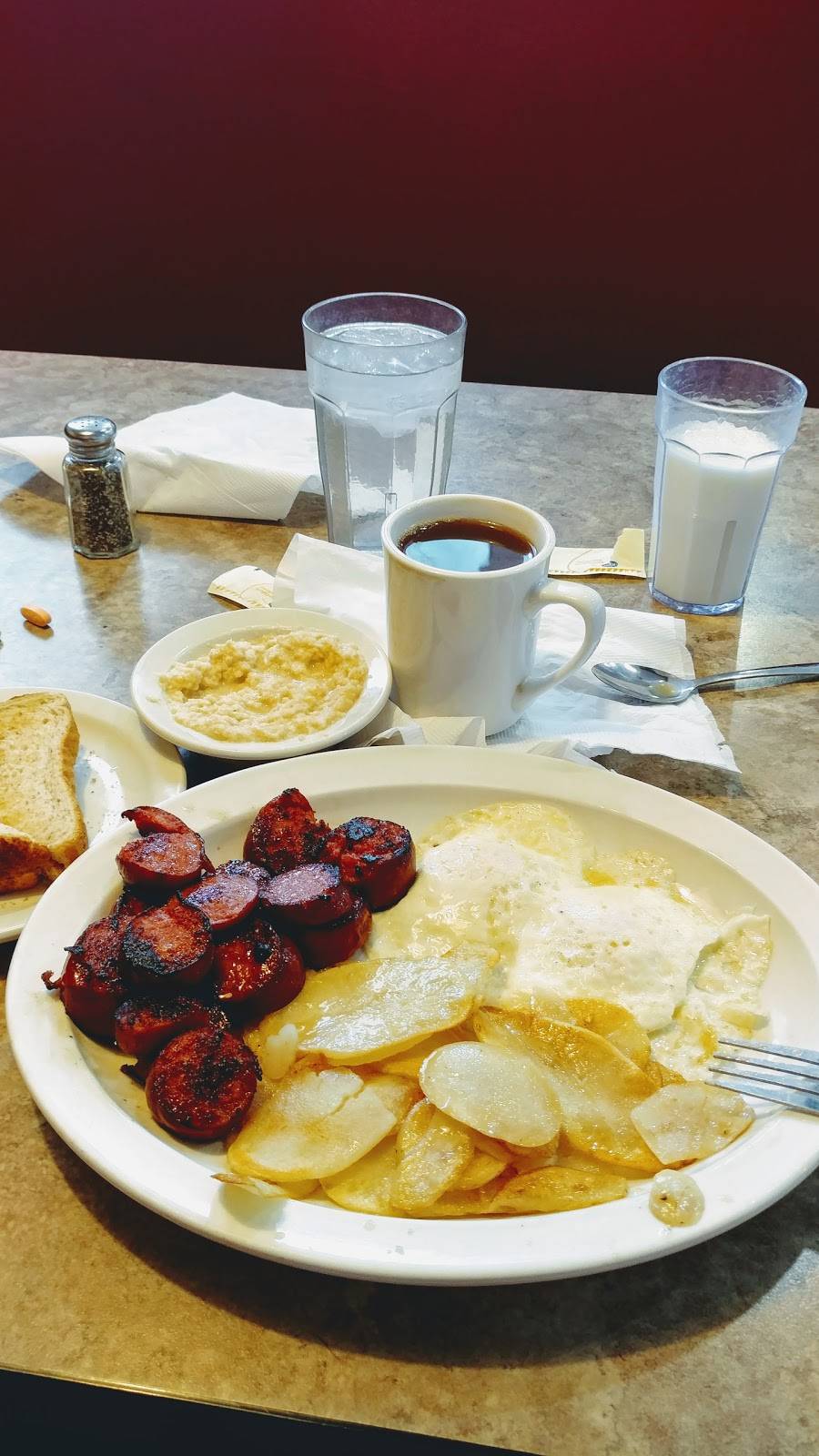 Junies | restaurant | 100 Plaza Dr, Elk Run Heights, IA 50707, USA | 3198338021 OR +1 319-833-8021