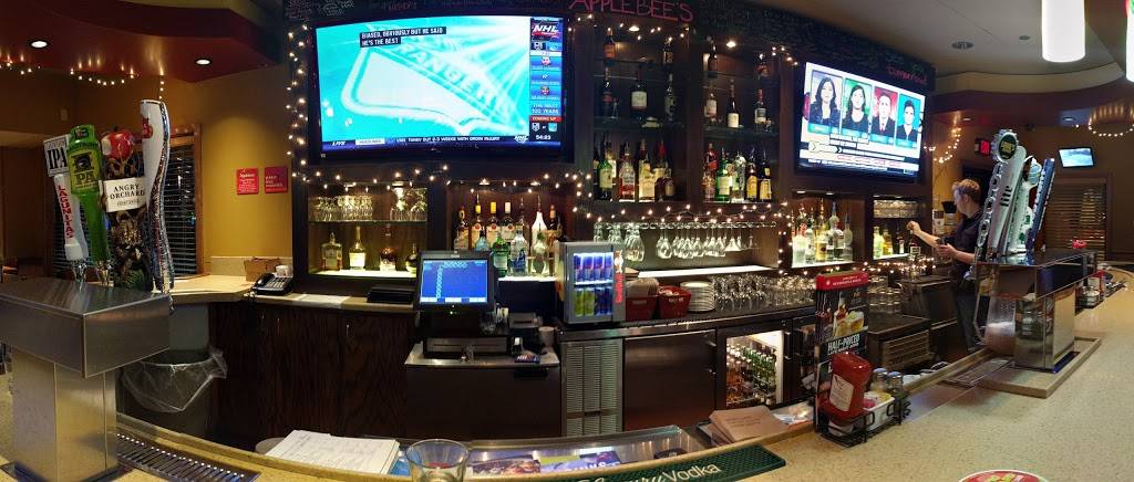 Applebees Grill + Bar | restaurant | 3100 Golf Rd, Delafield, WI 53018, USA | 2626462174 OR +1 262-646-2174