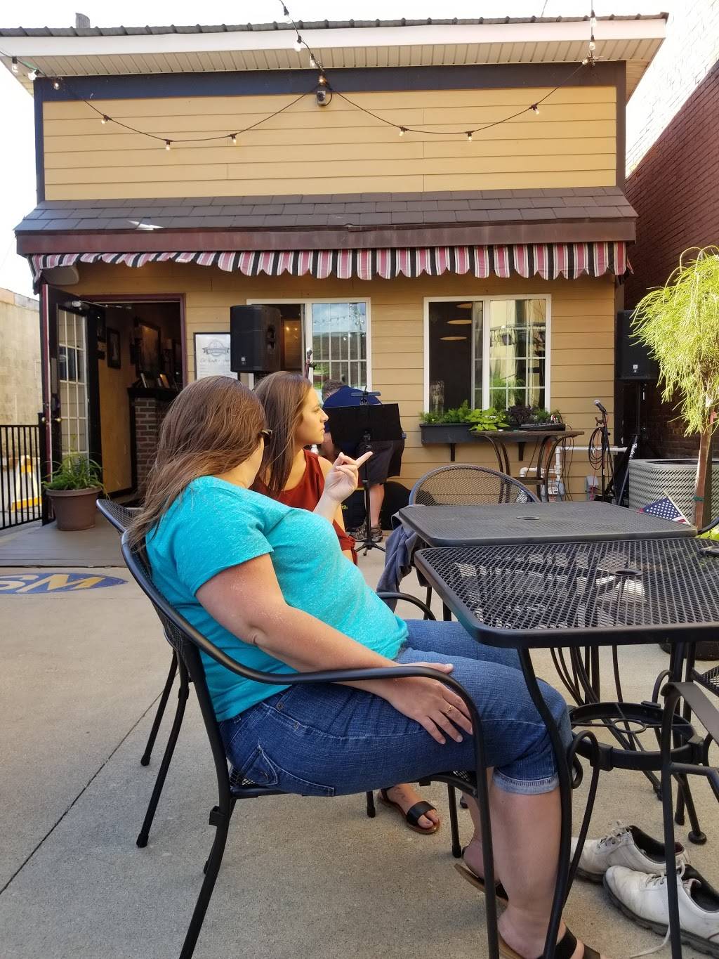 Guarnieri Pizzeria | restaurant | 220 E Spring St, St Marys, OH 45885, USA | 4193942244 OR +1 419-394-2244