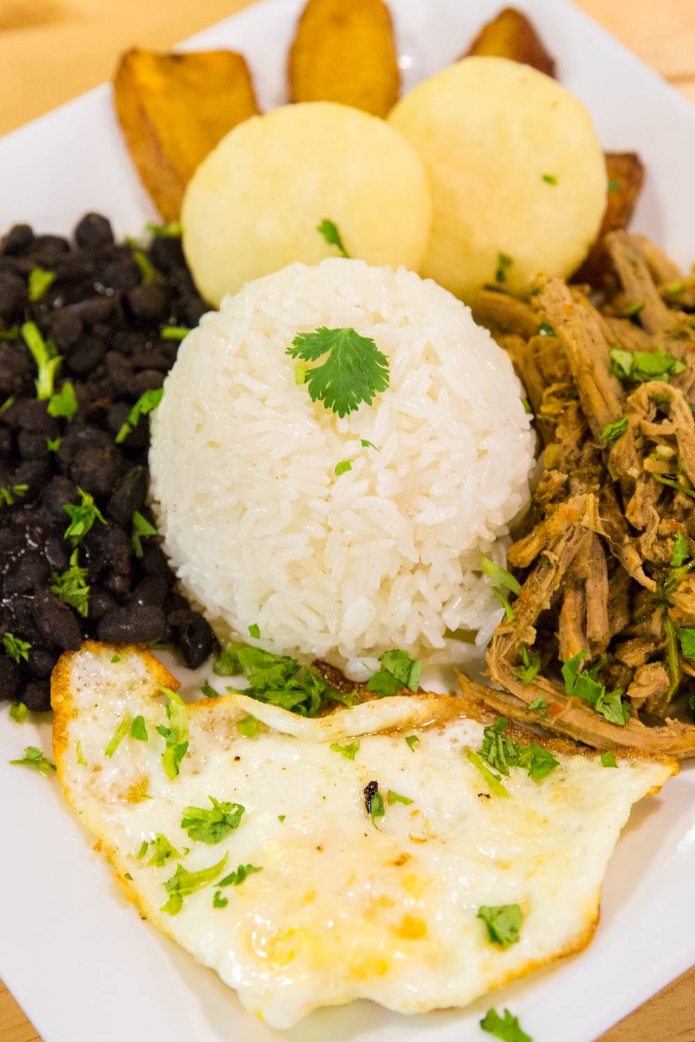 Arepas Bee | restaurant | 13412 Jefferson Davis Highway, (Inside Beehive Playground), Woodbridge, VA 22191, USA | 7039107108 OR +1 703-910-7108