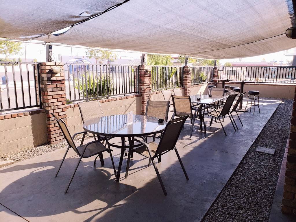 Johnny Fingers Bar and Grill | restaurant | 15863 Lorene Dr, Victorville, CA 92395, USA | 7609510444 OR +1 760-951-0444