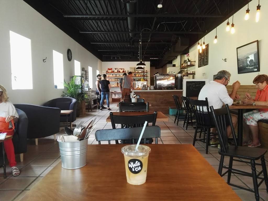 Café White Et Compagnie | cafe | 31 Avenue de la Gare, Saint-Sauveur, QC J0R 1R0, Canada | 4502270330 OR +1 450-227-0330