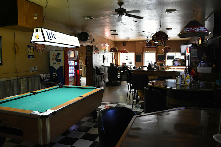 Loose Brick Bar | restaurant | 111 W Chestnut St, Shelbina, MO 63468, USA | 5735880182 OR +1 573-588-0182