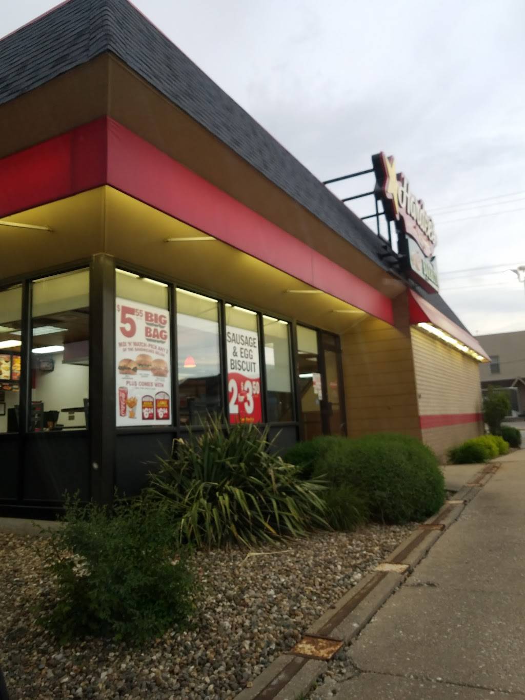 Hardees | restaurant | 205 W Main St, Manchester, IA 52057, USA | 5639275888 OR +1 563-927-5888