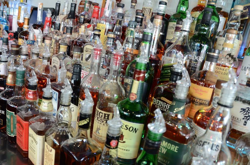 Blue Line Sports Pub | restaurant | 211 Elm St, Rockford, IL 61101, USA | 7794232125 OR +1 779-423-2125