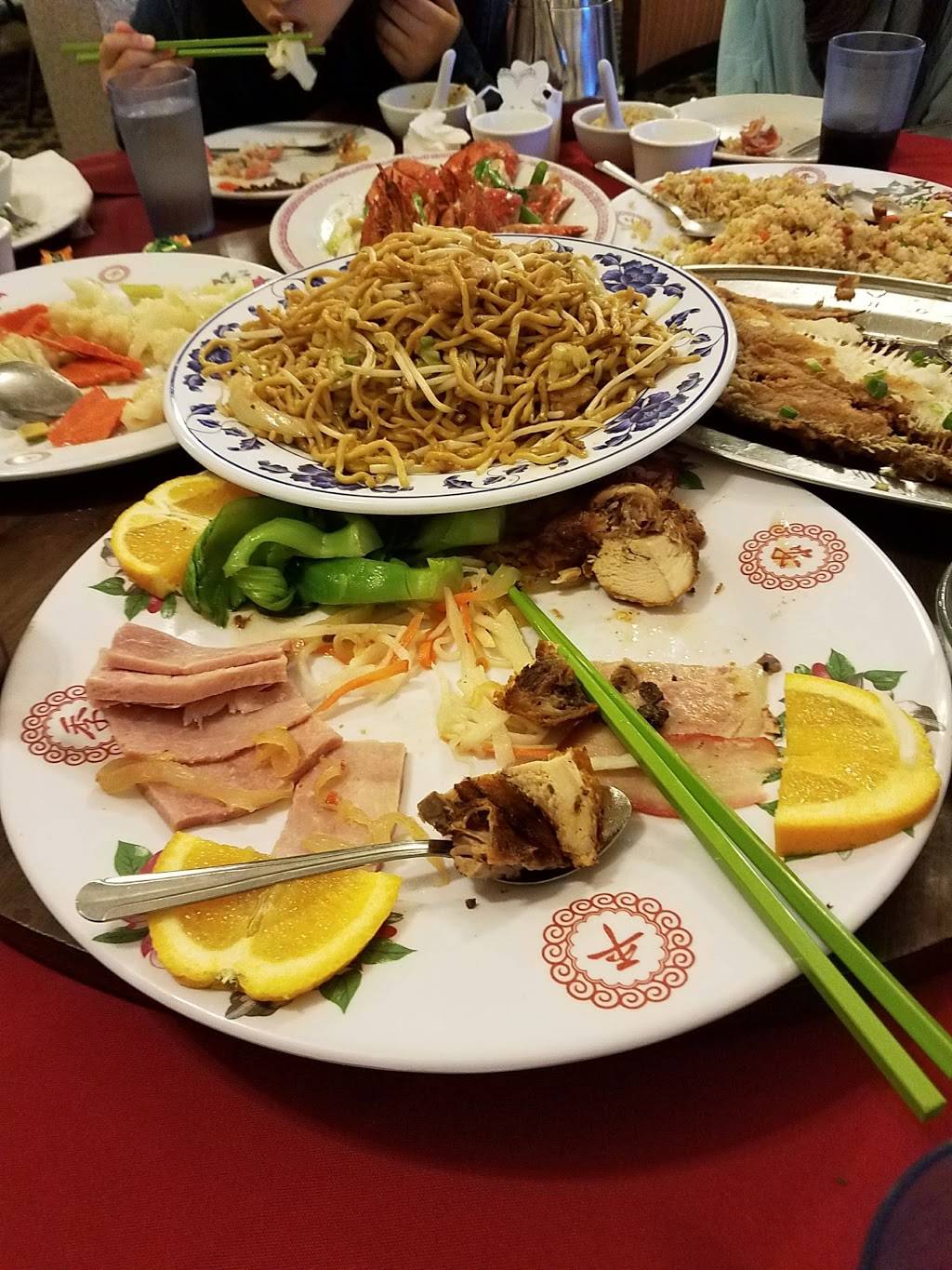 Holiday Villa | restaurant | 7007 S Land Park Dr, Sacramento, CA 95831, USA | 9163929630 OR +1 916-392-9630