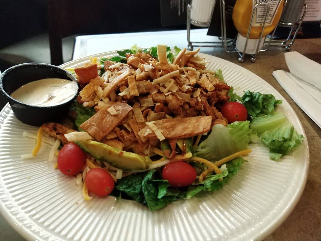 Champps Americana | restaurant | North Terminal, across from Gates D6/D8, W G Rogell Dr, Detroit, MI 48242, USA | 7342471107 OR +1 734-247-1107