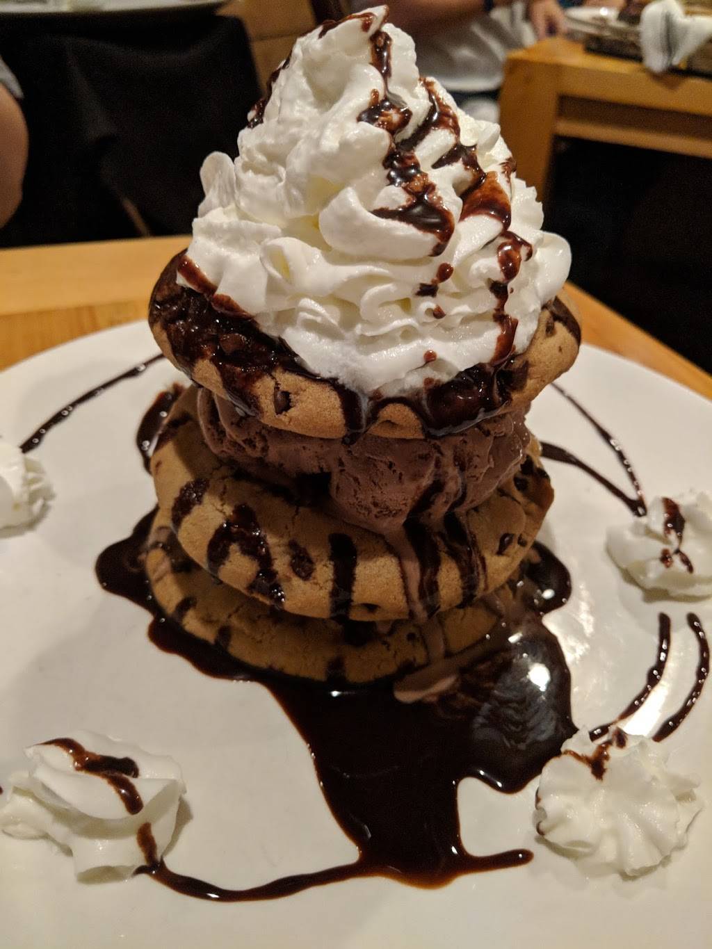 The Cue Restaurant and Catering | restaurant | 2 Pembroke Rd, Danbury, CT 06811, USA | 2032074669 OR +1 203-207-4669