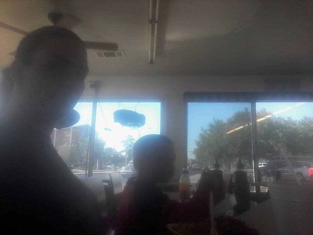 Super Burger Express | restaurant | 375 W Olive Ave, Porterville, CA 93257, USA | 5597890334 OR +1 559-789-0334