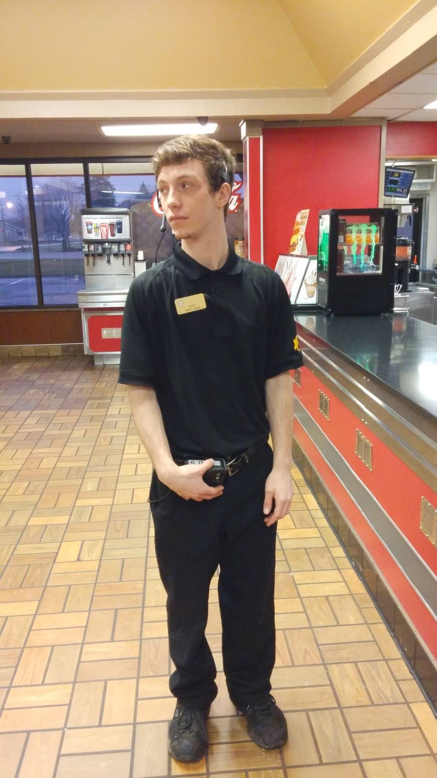 Hardees | restaurant | 2820 Main St, Elwood, IN 46036, USA | 7655522345 OR +1 765-552-2345