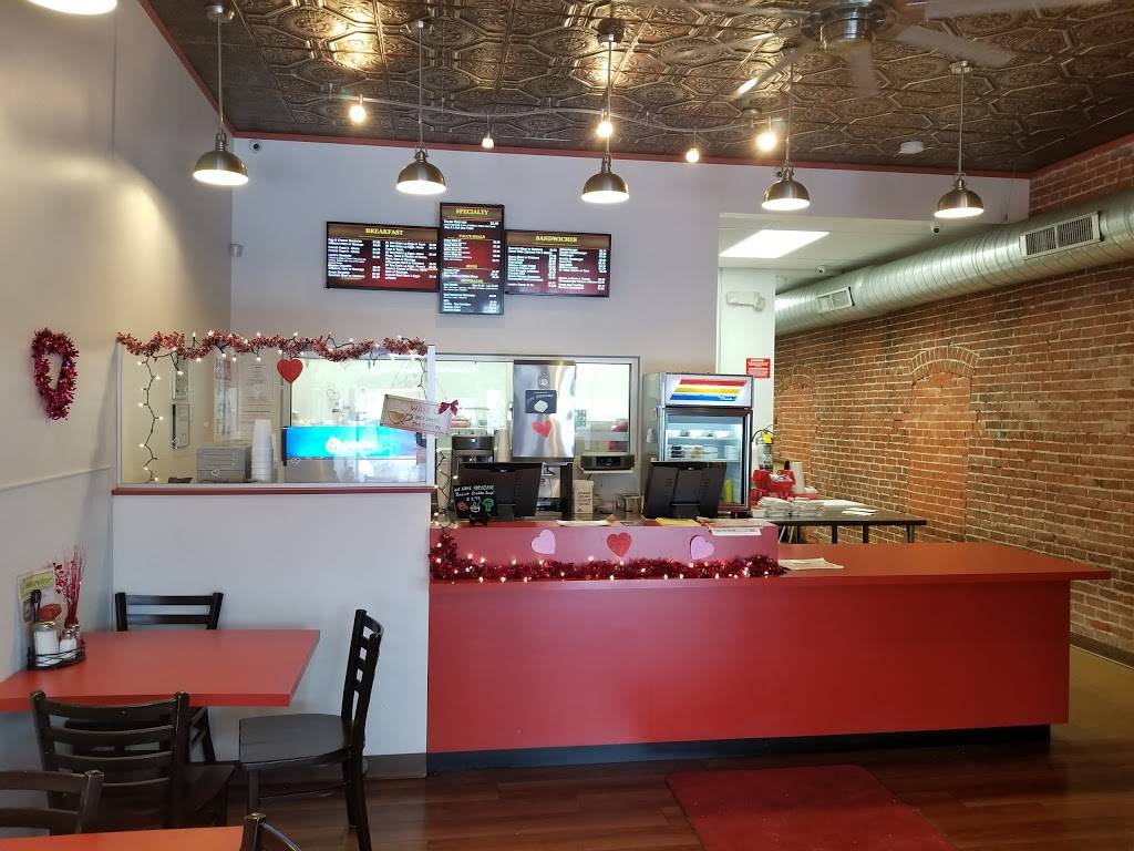 Louies Texas Red Hots | restaurant | 18 Webster St, North Tonawanda, NY 14120, USA | 7166924687 OR +1 716-692-4687