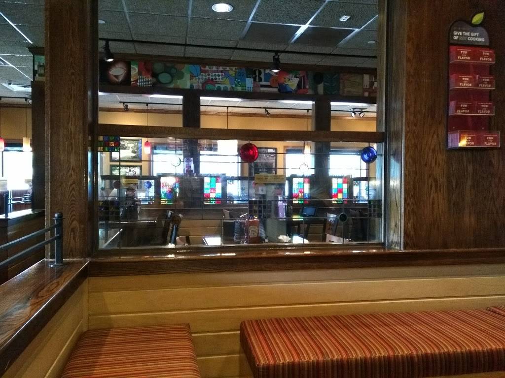 Applebees Grill + Bar | restaurant | 1305 West Chester Pike Manoa Shopping Center, Havertown, PA 19083, USA | 6104492296 OR +1 610-449-2296