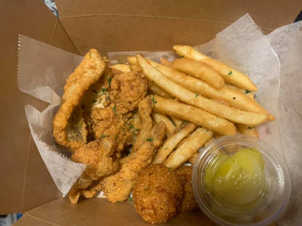 Munchis Fish & Chiccn | restaurant | 922 Business Loop 70 E, Columbia, MO 65201, USA | 5734430162 OR +1 573-443-0162