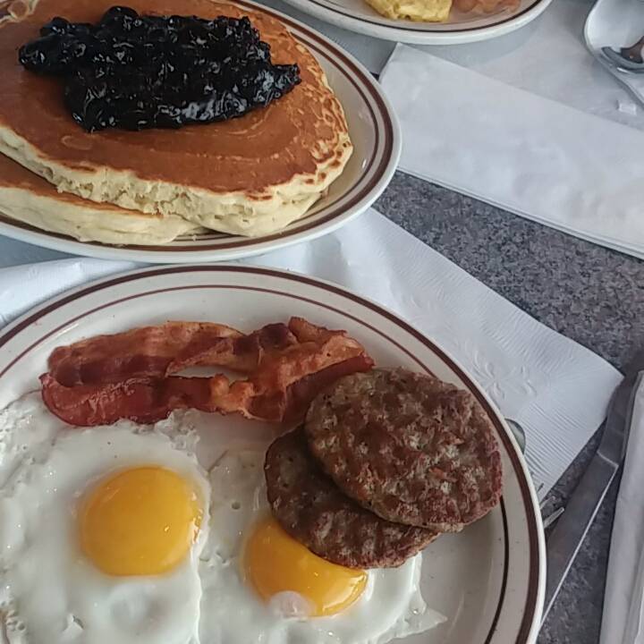 Roosters Restaurant | restaurant | 1521 Yout St, Racine, WI 53404, USA | 2626388383 OR +1 262-638-8383