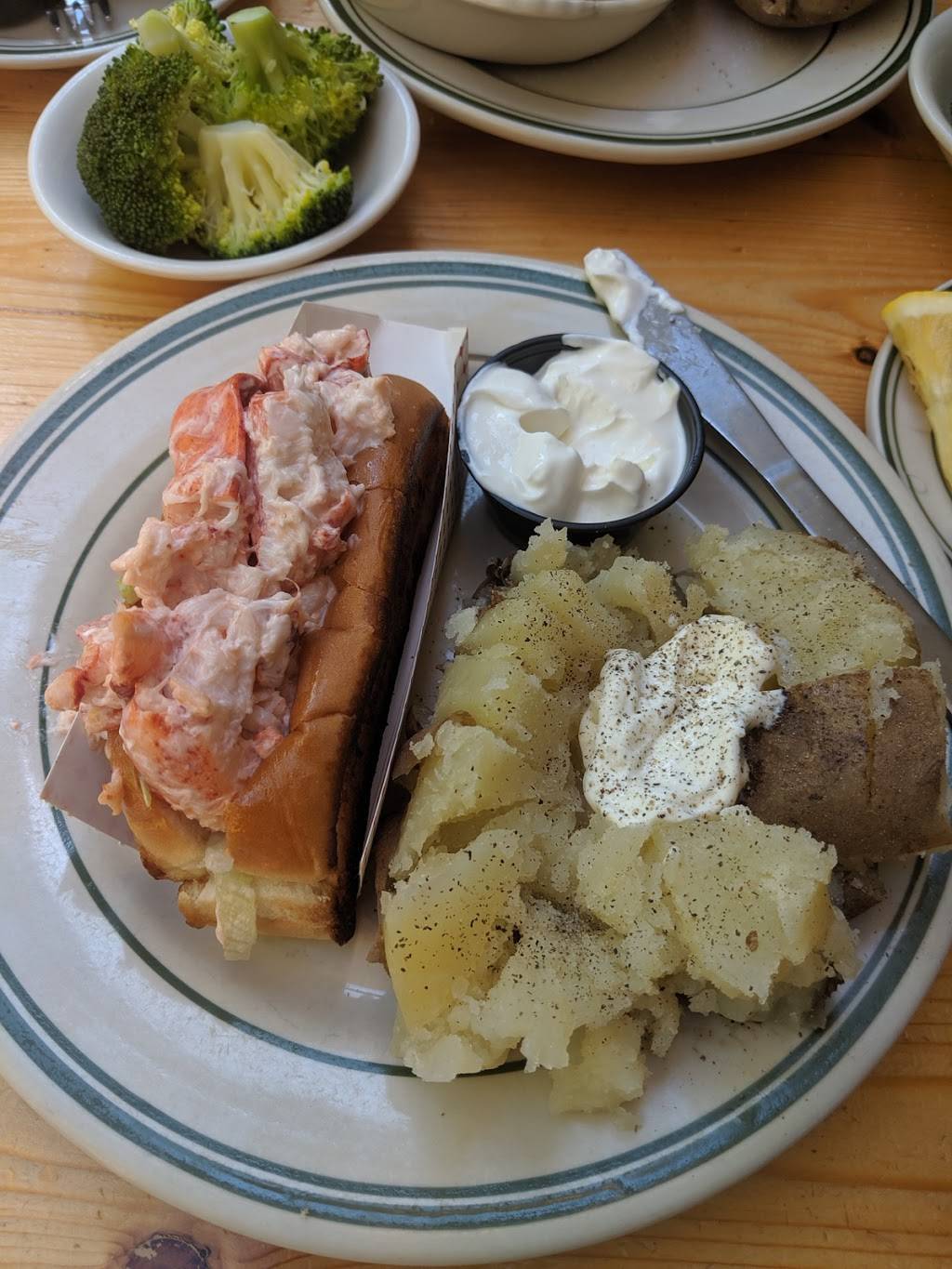 Johnsons Seafood & Steak | restaurant | 18 Elm St, North Berwick, ME 03906, USA | 2076767900 OR +1 207-676-7900