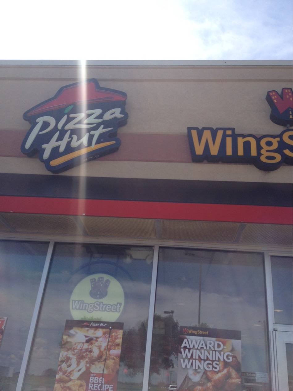 Pizza Hut | meal takeaway | 4651 W 6th St, Lawrence, KS 66049, USA | 7858432211 OR +1 785-843-2211