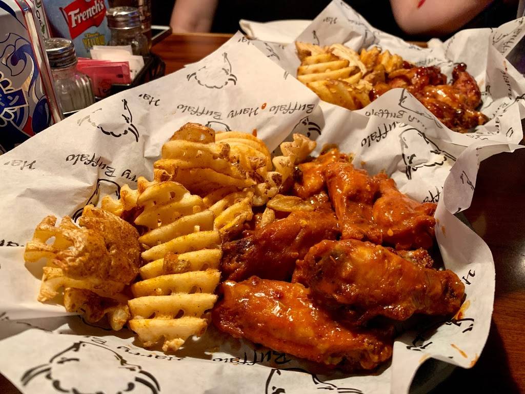 Harry Buffalo Lakewood | restaurant | 18605 Detroit Ave, Lakewood, OH 44107, USA | 2162211313 OR +1 216-221-1313