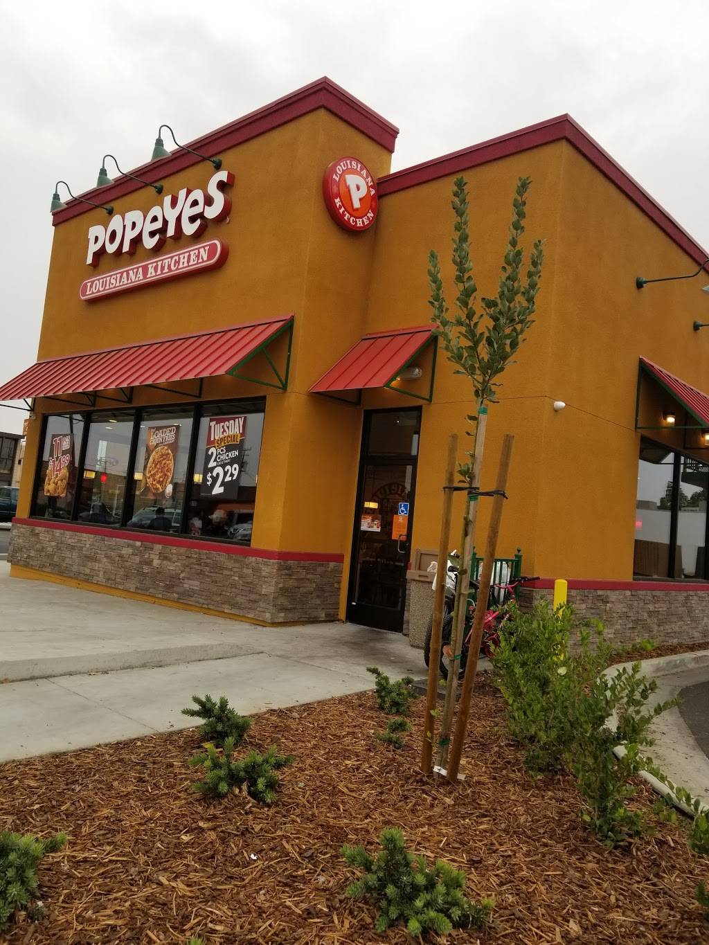 Popeyes Louisiana Kitchen | restaurant | 3004 N Blackstone Ave, Fresno, CA 93703, USA | 5593532890 OR +1 559-353-2890