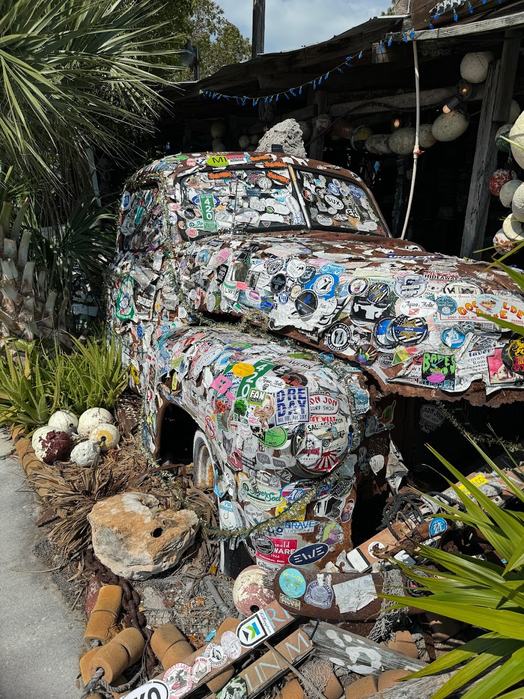 B.O.s Fish Wagon | restaurant | 801 Caroline St, Key West, FL 33040, USA | 3052949272 OR +1 305-294-9272
