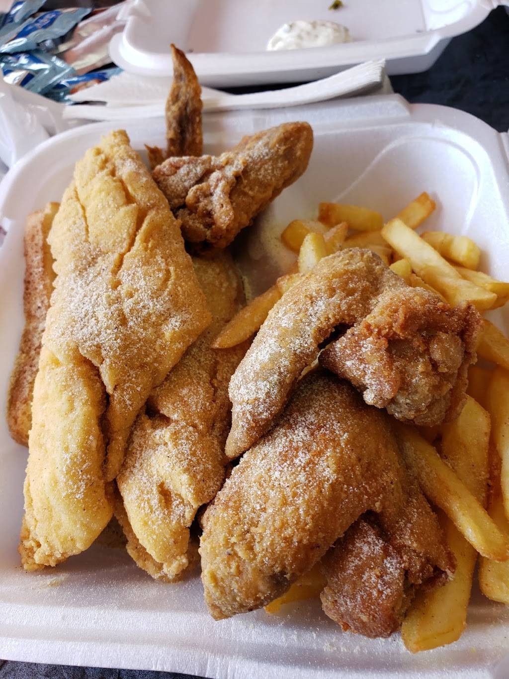 Snappers Fish & Chicken | restaurant | 8995 NW 7th Ave, Miami, FL 33150, USA | 3057584484 OR +1 305-758-4484