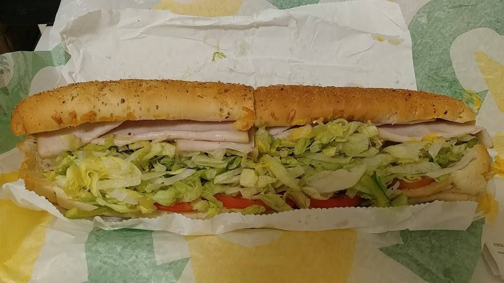 Subway | restaurant | 697 Queenston Rd, Hamilton, ON L8G 1A1, Canada | 9055603300 OR +1 905-560-3300