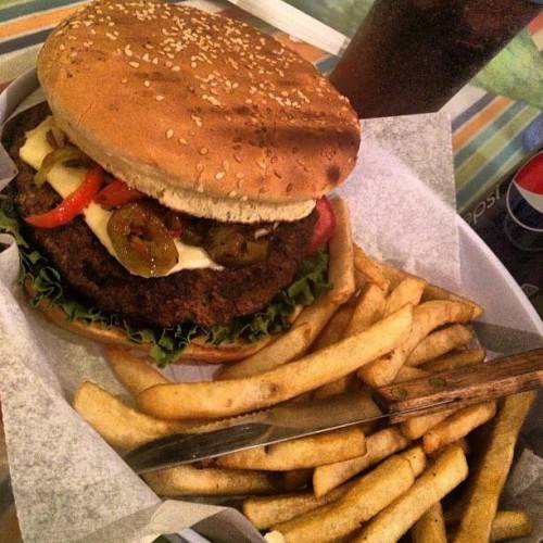 Georges Giant Burger | restaurant | 3801 Yosemite Blvd, Modesto, CA 95357, USA | 2095216666 OR +1 209-521-6666