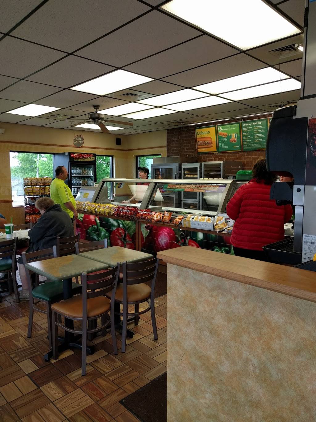 Subway | restaurant | 1400 WI-23, Dodgeville, WI 53533, USA | 6089355889 OR +1 608-935-5889