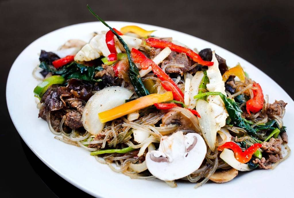 Ahjoomahs Apron Korean Restaurant | restaurant | 218 W Cermak Rd, Chicago, IL 60616, USA | 3123262800 OR +1 312-326-2800