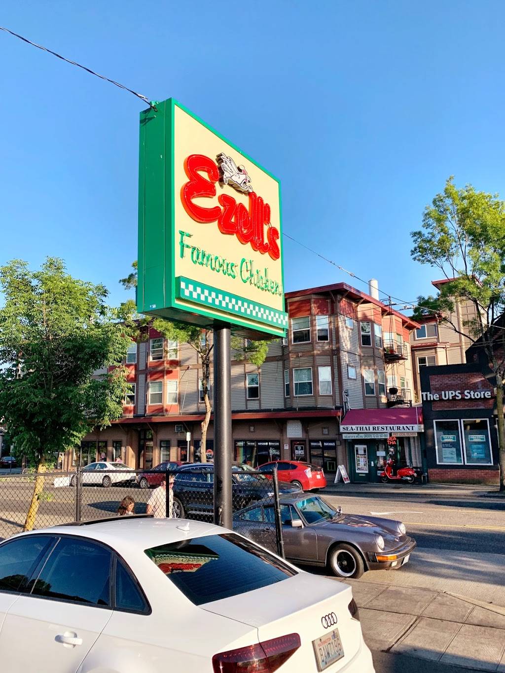 Ezells Famous Chicken | restaurant | 2300 N 45th St #6906, Seattle, WA 98103, USA | 2064535250 OR +1 206-453-5250