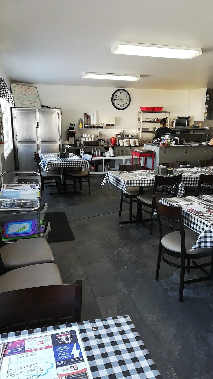 Café Aux 4 Coins | restaurant | 601 Rue de Martigny O, Saint-Jérôme, QC J5L 1Z6, Canada | 4505047710 OR +1 450-504-7710