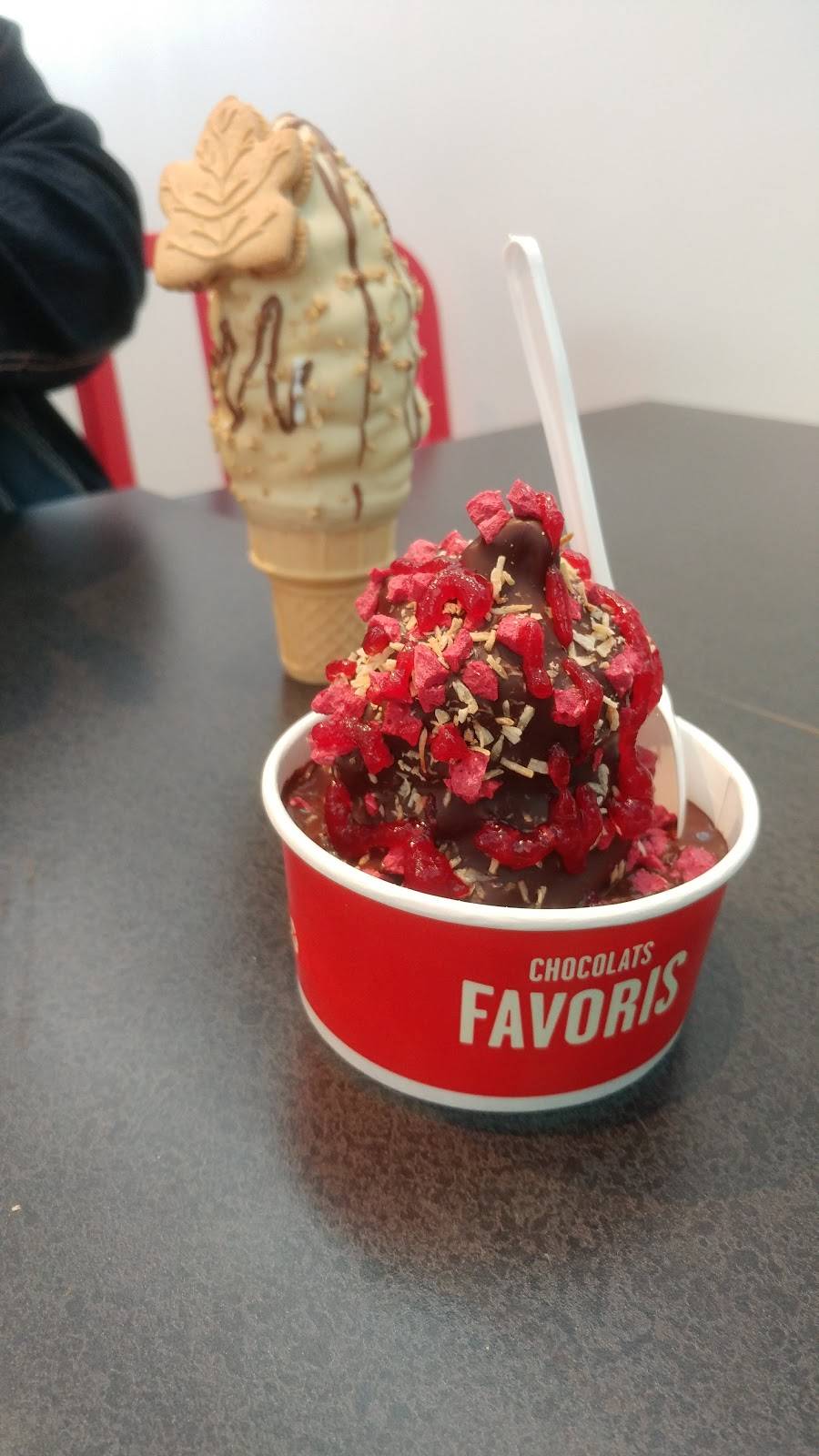 Chocolats Favoris | restaurant | 1437 Boulevard Michèle-Bohec, Blainville, QC J7C 0M4, Canada | 4509871363 OR +1 450-987-1363