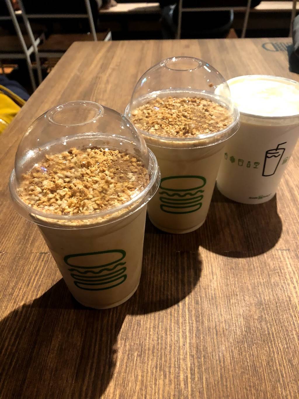 Shake Shack | restaurant | 200 N San Fernando Blvd, Burbank, CA 91502, USA | 7473333040 OR +1 747-333-3040