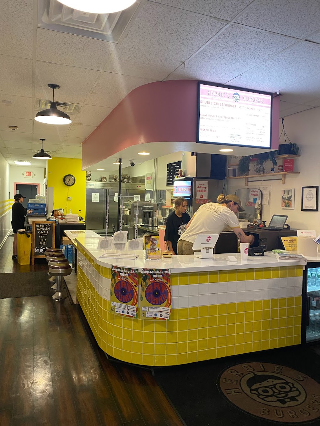 Herbies Burgers | restaurant | 196 Lark St, Albany, NY 12210, USA | 5187764005 OR +1 518-776-4005